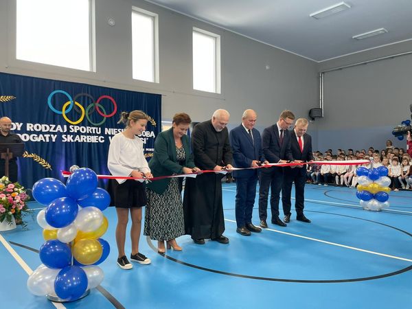uroczyste przekazanie do użytku nowej sali gimnastycznej przy Szkole Podstawowej im. kard. Stefana Wyszyńskiego w Głusku