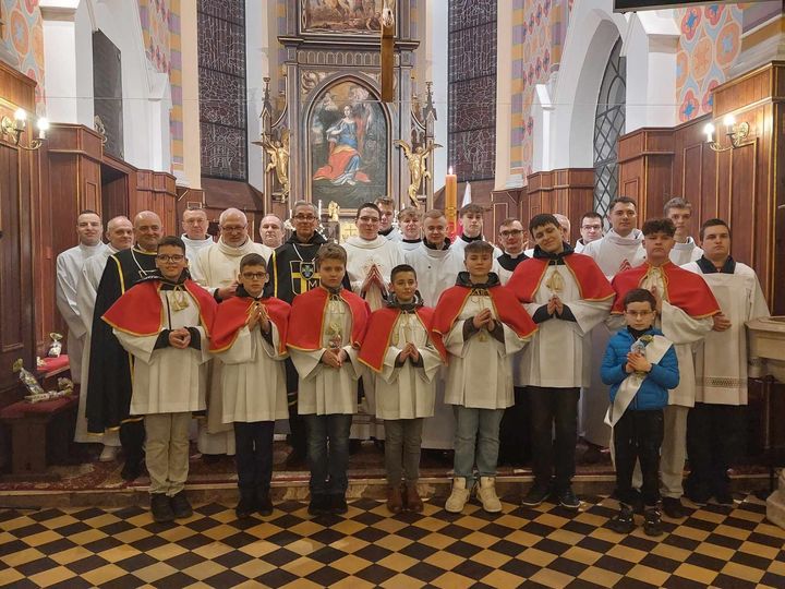 Asysta, ministranci, lektorzy, Rycerze Jana Pawła II, liturgii Wielkiej Soboty 🙏
